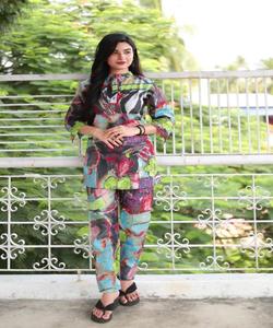 Fusion de la mode: Salwar Kameez de style pakistanais-Fusion de styles traditionnels et modernes, créant un VÊTEMENT de mode chic et élégant - Product Image 3