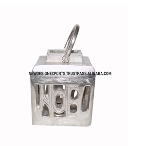 Mini farol de metal en oro y plata para decoración del hogar y decoraciones navideñas - Product Image 1