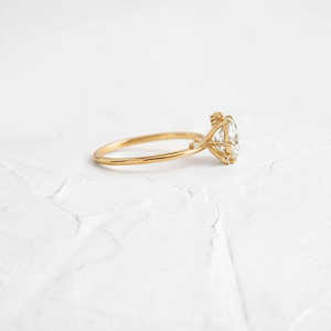 Anillo de Compromiso con Moissanita Redonda de Corte Brillante en Plata 925, Elegante y Lujoso - Product Image 4