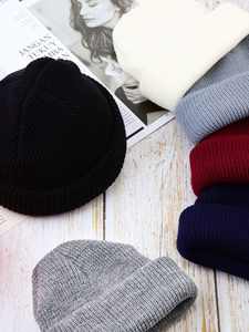Fabricants en gros de bonnets d'hiver de luxe personnalisés en polyester 100% avec logo brodé, tricot de qualité supérieure pour hommes et femmes - Product Image 3