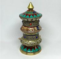 Roue de prière bouddhiste sculptée à la main en laiton/cuivre, incrustée de pierres, motif gravé, fabrication artisanale du Népal, décoration métallique pour les fêtes