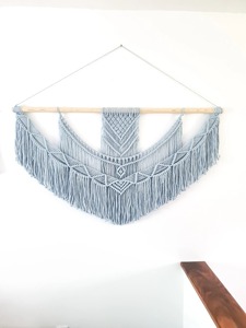 Art mural en macramé bleu clair élégant avec un design géométrique en nœuds et des franges pour la chambre à coucher, le couloir et la décoration moderne de la maison - Product Image 4
