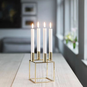 Portavelas minimalista de alambre dorado con forma de cubo para cuatro velas cónicas. Disponible a precios de mayoreo. - Product Image 1