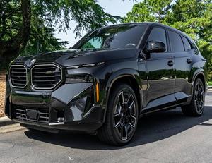 SUV de luxe haute performance d'occasion 2023 Système hybride puissant Intérieur haut de gamme et capacité AWD avancée - Product Image 1