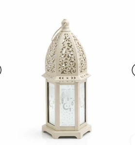 Lanterne en métal blanc élégante en forme de croissant avec des découpes complexes, lumière douce de bougie, pompon suspendu, idéale pour la décoration festive de la maison - Product Image 4