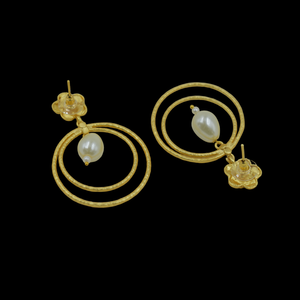 Vente en gros de boucles d'oreilles tendance 2025 pour femmes, fabricant et fournisseur, boucles d'oreilles rondes en pierre de nacre plaquées or pour femmes et filles - Product Image 4