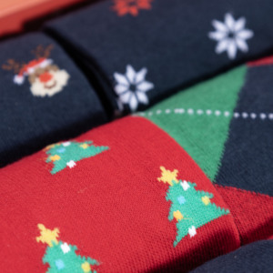 Chaussettes Jacquard en Coton Sportives Quotidiennes pour Hommes, Lot de 6 Paires à Motifs Festifs, Taille Unique, Boîte Cadeau, avec Logo au Bas, Idéales pour l'Hiver - Product Image 3