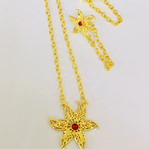 Ensemble de collier avec pendentif floral plaqué or avec pierre rouge |   Bijoux fantaisie légers pour femmes, vente en gros, modèle n° 23071 - Product Image 1