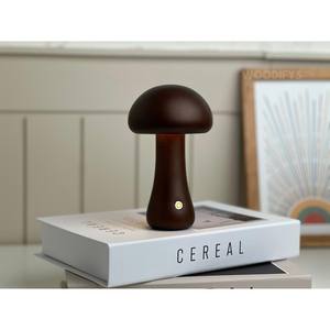 Lámpara de mesa regulable con sensor táctil de madera de nogal recargable y moderna a precio mayorista - Product Image 2