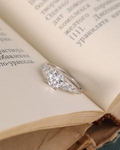 Anillo de compromiso de moissanita de corte redondo de 7mm | Solitario con piedras laterales | Joyería fina de Boda nupcial de oro o plata OEM - Product Image 4