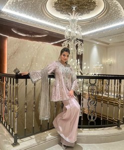 Diseñado para la mujer moderna que aprecia sus raíces culturales este impresionante Salwar kameez con sofisticación bordada a mano - Product Image 4