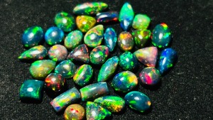 Opales noires naturelles de qualité supérieure, cabochons de formes variées, pierres précieuses en vrac avec jeu de couleurs, collection de 3 à 5 carats - Product Image 2