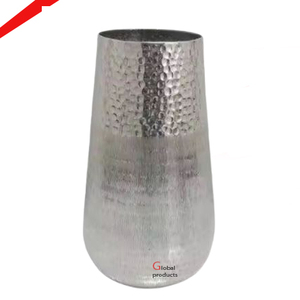 Florero con acabado plateado de aspecto martillado de aluminio y metal de alto estándar para restaurante y bar de hotel - Product Image 1