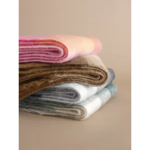 Sciarpa a Quadri Riciclata per Moda Sostenibile, Coperta Indossabile - Product Image 6