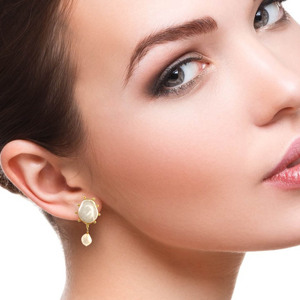 Boucles d'oreilles pendantes en laiton plaqué or avec perle baroque, design artisanal, bijoux de fête pour femmes - Product Image 2