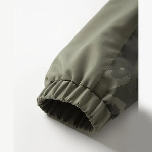 Vente en gros Veste coupe-vent à capuche camouflage pour homme mi-longue en poly nylon résistant à l'eau Poches zippées Ourlet réglable en vrac OEM - Product Image 6