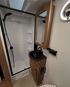 Mini Caravana Reignn, Remolque de Viaje para 4 Personas, Diseño Moderno Ligero de Aluminio con Piso de Madera e Iluminación LED - Product Image 5