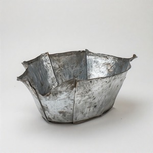 Cesta de árbol con estampado de estrellas en relieve en oro bruñido, hecha a mano para elevar el aspecto de árboles artificiales o naturales por igual. - Product Image 6