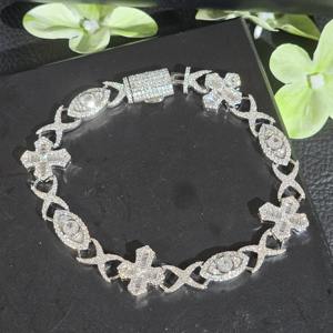 Pulsera de Cruz Hip Hop con Incrustaciones de Diamantes de Moissanita Incoloros con Corte Baguette y Ojos en Plata 925, Joyería de Lujo a Bajo Precio - Product Image 3