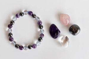 Kit exclusif de cristaux du zodiaque Aquarius avec 4 pierres roulées, carte et bracelet rond de 8 mm, kit de guérison naturelle - Product Image 4