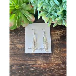 Pendientes Colgantes de Plata de Ley con Diseño de Caballo Salvaje y Pluma de Allen Barney - Product Image 1
