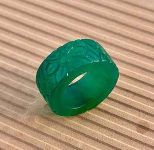 Piedra preciosa de ónix verde natural, hermosa banda tallada a mano, anillo de declaración, anillo tallado único, joyería de ónix verde - Product Image 1