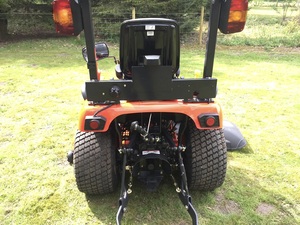 Tracteur tondeuse à gazon Kioti HST à plateau central 2024 CS2610, moteur 125cc 4 temps, poignée télescopique, alimentation électrique, bac à herbe industriel - Product Image 6