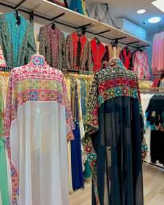 Abaya luxueuse de qualité supérieure inspirée de Dubaï avec perles lourdes en soie faite à la main pour adultes - Product Image 4