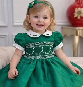 Robe smockée en tissu polycoton fabriqué à la main, couleur verte - Product Image 1