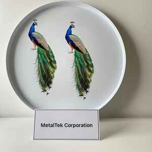 ถาดโลหะทรงกลมพิมพ์ลายนกยูงอเนกประสงค์สำหรับการตกแต่งหรือจัดเก็บการออกแบบที่สดใสทนทานเป็นมิตรกับสิ่งแวดล้อมสำหรับบ้านหรืองาน - Product Image 1