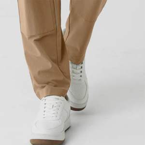 Joggers cónicos deportivos urbanos de fabricación personalizada OEM para hombres: elegantes y ajustados con bolsillos con cremallera - Product Image 1