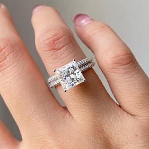 Elegante juego de anillos de compromiso y Bodas de moissanita de corte princesa con piedra central de 7 mm y tres bandas de eternidad a juego - Product Image 1