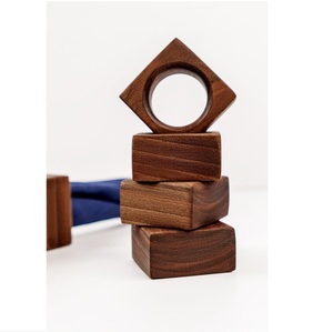 Anillo de Servilleta de Madera Oscura Hecho a Mano, Porta Servilletas Tallado para Mesa de Comedor, Decoración de Mesa de Boda Moderna y Ecológica - Product Image 4