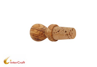Tapón de Botella de Vino de Madera de Olivo Dorado Hecho a Mano por Intercraft con Tapas de Corcho de 7 cm, Opción de Logotipo Personalizado Sostenible