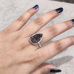 Anillo de Plata de Ley 925 con Granate Natural, Piedra de Nacimiento de Enero, Martillado, Regalo de Cumpleaños, Navidad, Joyería Hecha a Mano - Product Image 1