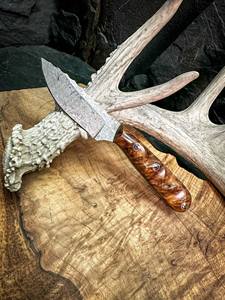 Couteau de traqueur de chasse en acier damas personnalisable manche en bois couteau de camping fait main-comprend gaine de transport horizontale OEM - Product Image 1