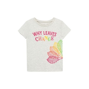 ¿Te Interesas? Camiseta gráfica con estampado de hojas cambiantes en gris jaspeado, estilo casual, con técnicas de impresión. - Product Image 1