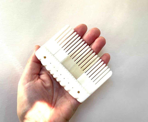 หวีทำมือสไตล์สัตว์ ทำจากกระดูกควาย ทนทาน ด้ามจับทำจากเขา เหมาะสำหรับใช้ในบ้านและขายต่อ - Product Image 4