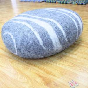 Pouf en feutre fait main de style chinois traditionnel Kriti Craft KCPF, forme irrégulière, feutre de laine, respectueux de l'environnement, fabriqué au Népal - Product Image 5
