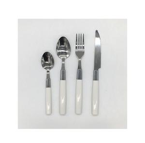 Ensemble de couverts à manche en résine blanche au design élégant et moderne, parfait pour les repas de tous les jours en famille et les occasions spéciales - Product Image 1