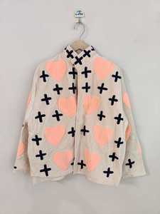 เสื้อแจ็คเก็ตผ้ากำมะหยี่ปักลายหัวใจสีแดงและลายกากบาท ทำมือ สไตล์โบฮีเมียนน่ารัก เสื้อคลุมดีไซน์ศิลปะ - Product Image 3