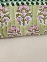 Trousse de maquillage et de voyage matelassée légère en coton écologique vertâtre, imprimée à la main au bloc indien à motifs floraux, avec poignée et fermeture éclair
