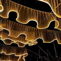 Rideaux de plafond en tissu en forme de S sur mesure de luxe avec bande lumineuse LED pour la décoration de mariage, d'événements et de fêtes