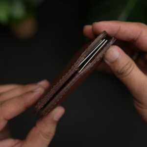 ไม่ใช่. กระเป๋าสตางค์แบบพับแนวตั้ง 86 ช่อง สีน้ำตาล หนังฟอกฝาด ป้องกัน RFID ทำด้วยมือ รับประกัน 5 ปี - Product Image 6