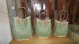 Panier de courses surdimensionné en raphia coloré de Madagascar, sac de plage en paille naturelle avec poignées en cuir et fermeture à cordon - Product Image 2