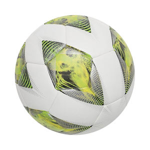 ฟุตบอลเย็บมือคุณภาพสูงจากปากีสถาน ผลิตจากวัสดุ PU น้ำหนักเบา ติดตั้งด้วยความร้อน เหมาะสำหรับเล่นกลางแจ้ง - Product Image 2