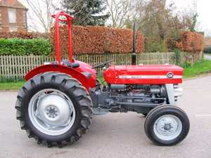 Tractor de Ruedas Rojo Massey Ferguson MF 135 de 35 CV de Alta Calidad con Bomba de Transmisión de Engranajes y Caja de Cambios para Uso Agrícola - Product Image 3