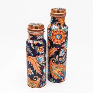 Bouteille en cuivre imprimé traditionnel noir blanc avec 2 verres Bouteille d'eau élégante de qualité supérieure idéale pour un usage quotidien Voyage au bureau à domicile - Product Image 4