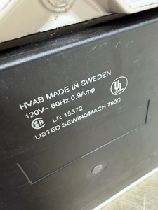 Modèle H-u-s-q-v-a-r-n-a V-i-k-i-n-g # Machine à broder et accessoires pour le 300e anniversaire, prêts à la vente - Product Image 3