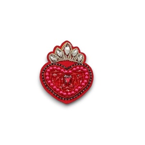 Broche Coeur Sacré Perlé Brodé à la Main Bel Accessoire de Mode - Product Image 1